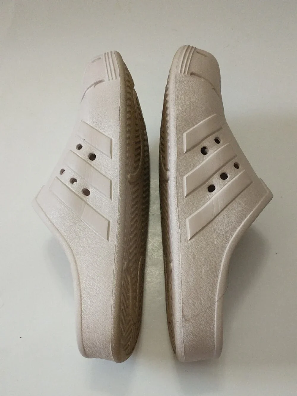 Adidas Vented Men's/Big Kids Clog Slides in Light Pink. SIZE M6, W7, EU39, UK6